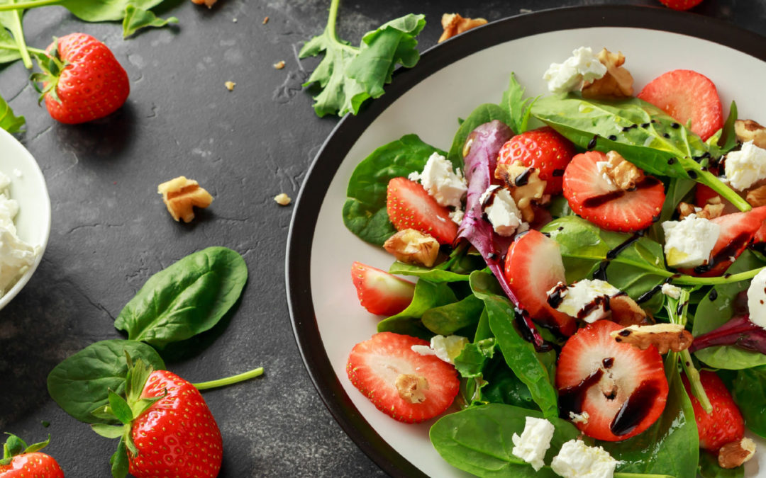 Spinazie rucola salade met aardbeien en feta