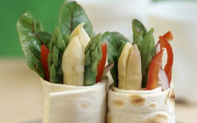 Soft wrap met asperges, paprika en bietenblad